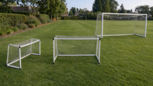 Trois cages de football de tailles différentes installées sur une pelouse verte, illustrant des usages pour le jardin, l’entraînement et le club.